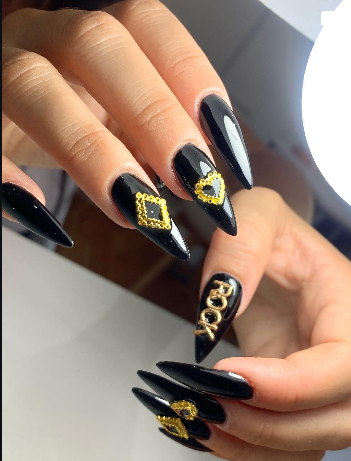 Uñas negras y doradas